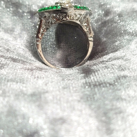 Vintage Oval Green Rhinestone Ring - Picture 6 of 6